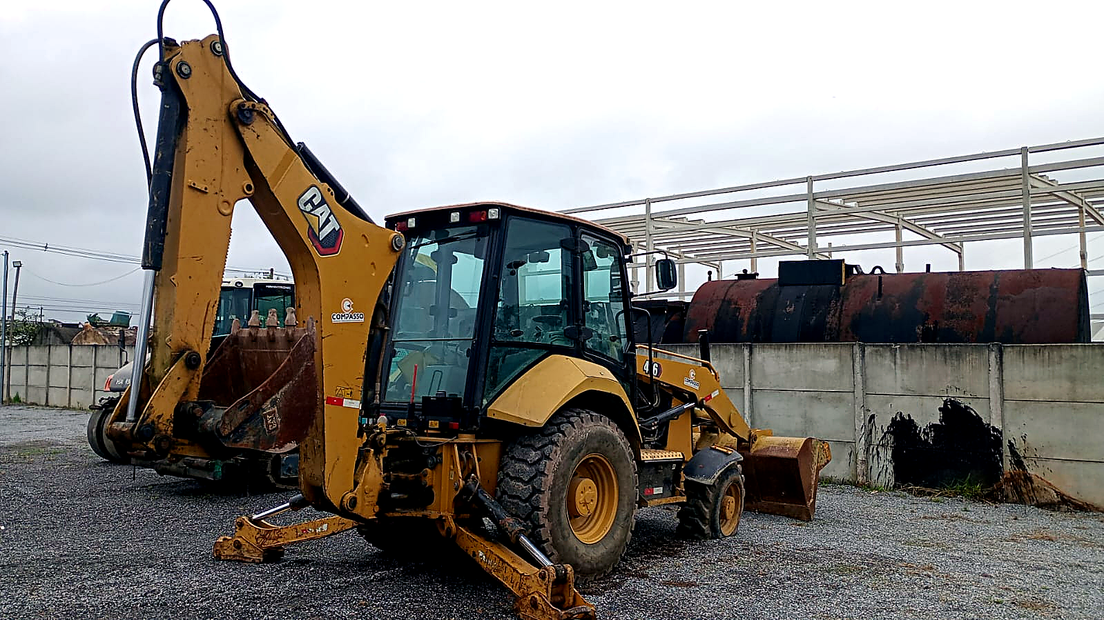 Retroescavadeira CAT 416 da Compasso